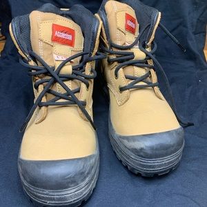Dakota (Mark’s Work Wearhouse) safety, steel-toe workboots.